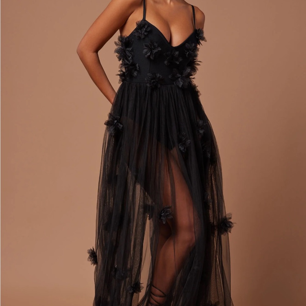 Centerpiece Floral Maxi Dress - Black